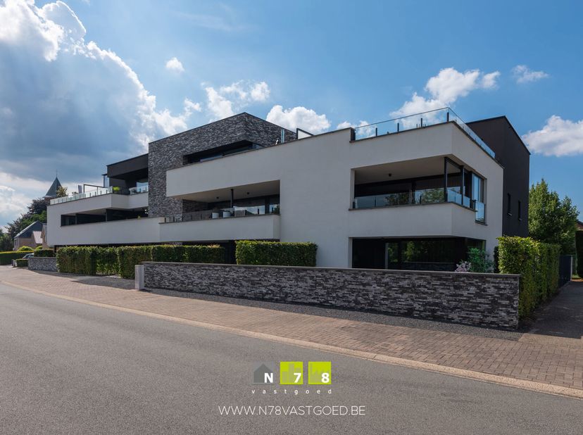GELIJKVLOERS MODERN APPARTEMENT MET PRIVATIEVE BERGING, STAANPLAATS &amp; 2 SLAAPKAMERS TE DILSEN-STOKKEM (LANKLAAR)&lt;br /&gt;
ADRES&lt;br /&gt;
- Nieuwstraat 34 bu