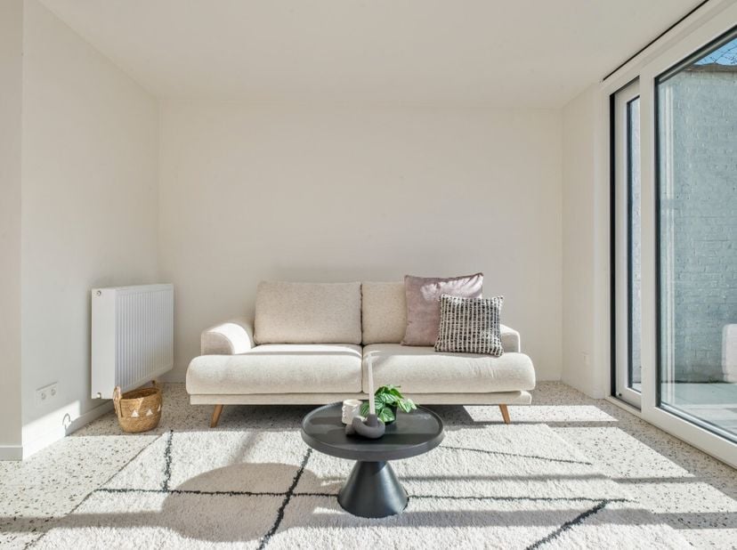 Bent u op zoek naar een kwalitatief appartement met 2 slaapkamers en een tuintje? Lees hier dan zeker even verder en ontdek dit volledig vernieuwd geb