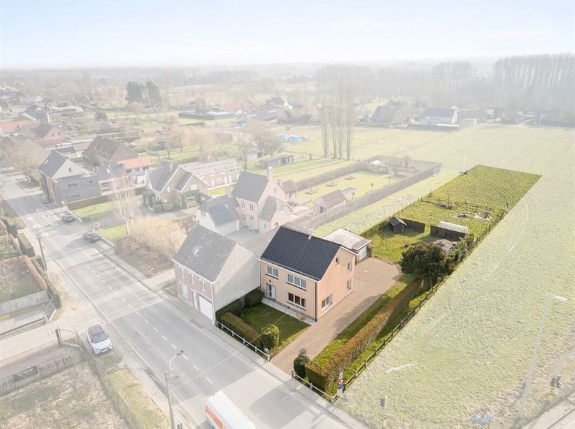 Solide, te renoveren, HALFOPEN BEBOUWING met 3 slaapkamers en garage op een ruim perceel van 1.851m²&lt;br /&gt;
Wij ontvangen u graag op de BEZOEKDAG(EN),
