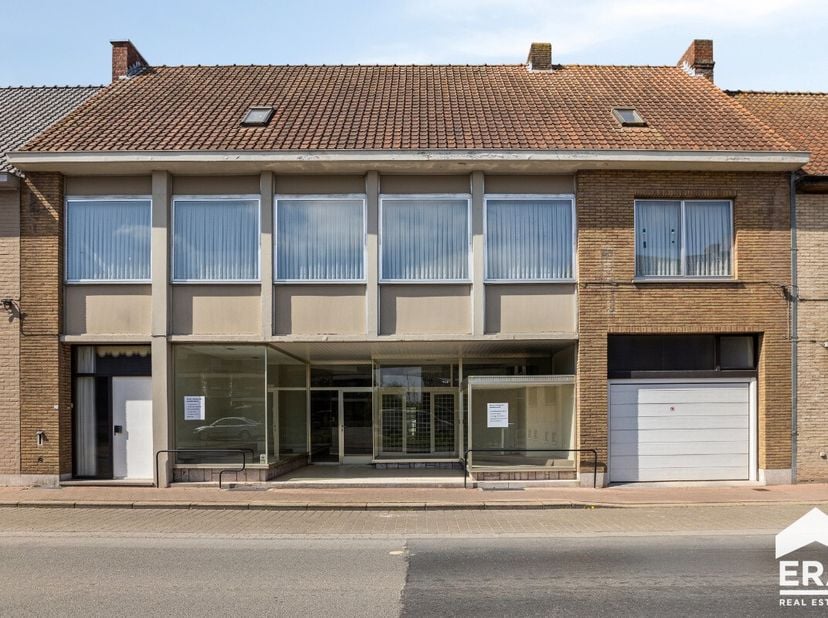 [[ DIT PAND NEEMT DEEL AAN DE ERA OPEN HUIZEN DAG OP 14/6 VAN 16:00 TOT 17:00 ]] Zeer goed gelegen handelswoning met 3/5 slaapkamers, dubbele garage i
