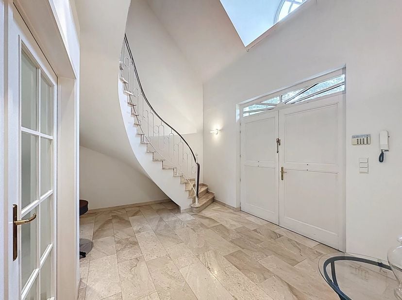 Deze prachtige villa is gelegen in de rustige residentiële Europese wijk te Mol, vlakbij de Europese school en de toegangswegen richting Geel-Turnhout