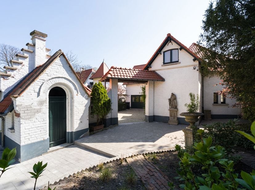 WOLUWE-SAINT-PIERRE, tussen de Tervurenlaan en de Woluwelaan, in een privé en beveiligd DOMAINE van 2,32 hectare. Dit prachtige huis, vol charme en ge