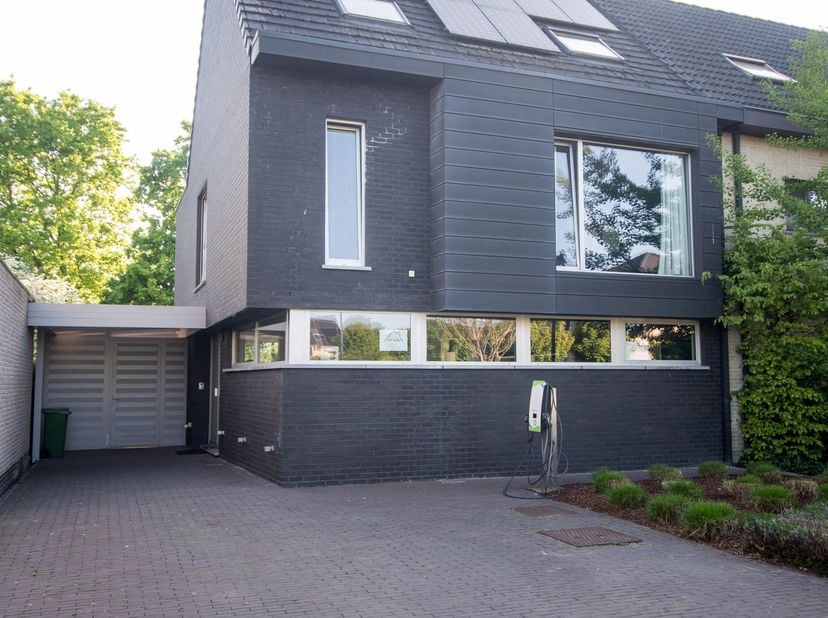 Prachtige moderne HOB-woning (258m²) en grondoppervlakte van 327m², 4  ruime slaapkamers met een prachtig zicht over de Oude Spoorwegberm op een TOPlo