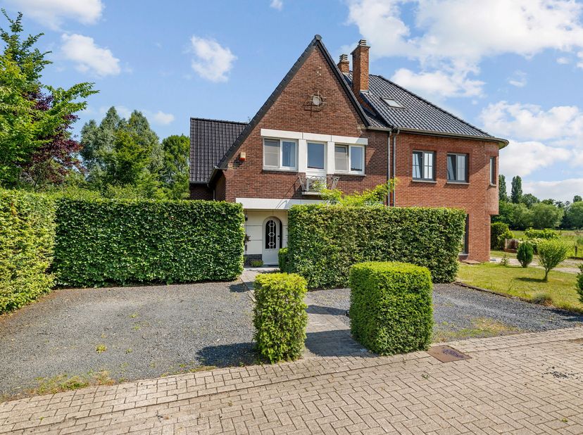 Deze degelijke gezinswoning is gelegen op een toplocatie tov. het stadscentrum van Hasselt. Op wandelafstand van het centrum van Hasselt en met een vl