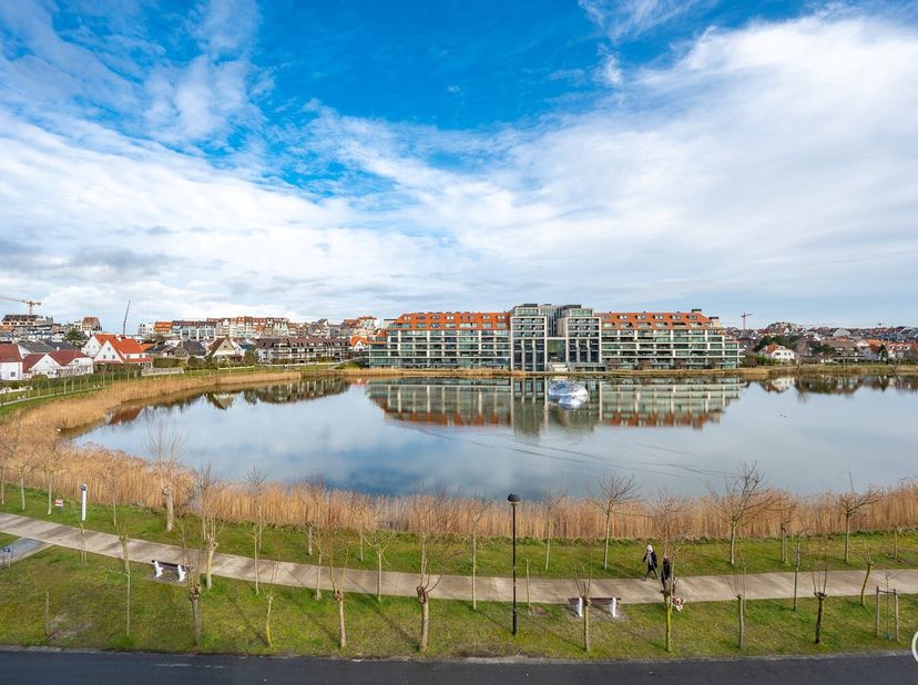 Prachtig gerenoveerd appartement op een topligging met frontaal meerzicht aan het zegemeer te Knokke.&lt;br /&gt;
Rustig gelegen volledig gerenoveerd appart