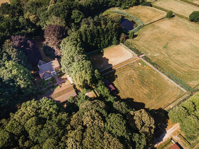 Dans la campagne de Sombeke (Waasmunster) se trouve cet ancien domaine du peintre Edmond Verstraeten, construit vers 1900. La maison de campagne de st