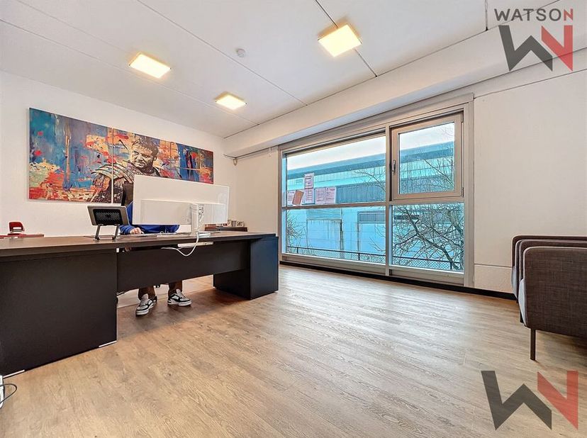 Watson immobilier vous propose cet bel espace de bureaux (+/- 130m²), tout confort, idéalement situé dans le zoning Nord de Wavre. Situé au 1er étage,