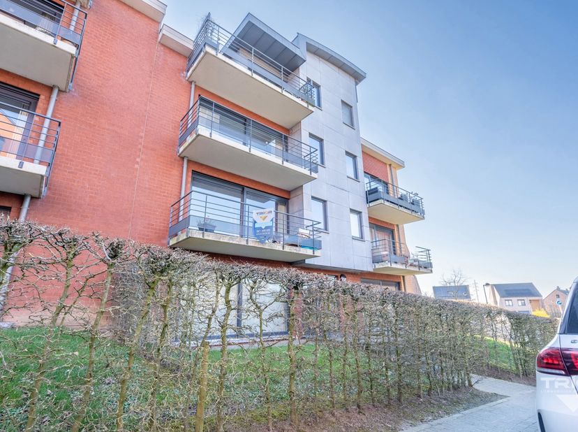 *** OPTION - DANS L&#039;ATTENTE DE LA SIGNATURE DU BAIL *** Superbe appartement de +/- 90 m² ! Il se compose comme suit: un séjour de 38 m² donnant accès