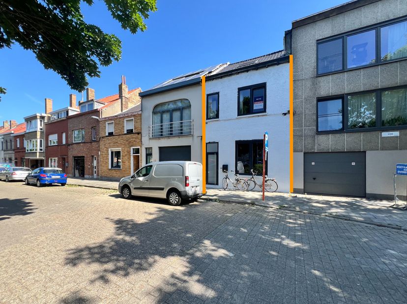 Voor meer informatie of een bezoek, contacteer Marie Gouwy op 0467/00 76 22.Deze instapklare woning met uitzicht op het Mariakerkeplein is een echte b