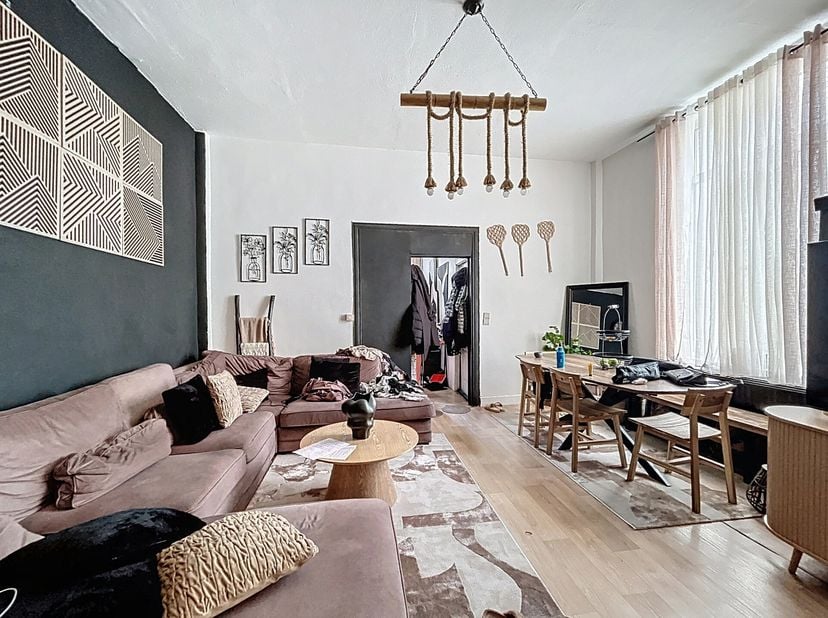 ANDERLECHT - REF: 7002365 - BEL APPARTEMENT 4 CHAMBRES SUR 2 ETAGES AVEC GARAGE!&lt;br /&gt;
Situé à l&#039;arrière d&#039;une petite copropriété, nous vous proposons