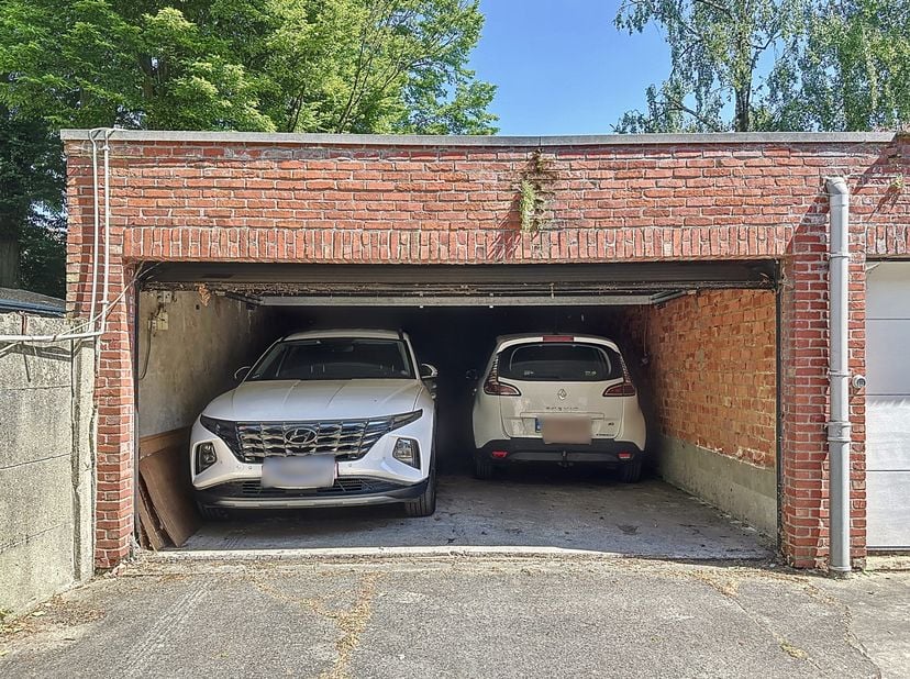 Bent u op zoek naar een ruime en veilig gelegen garagebox in Merksem? Op Rietschoorvelden 77 bieden wij een extra grote garagebox van ca. 43 m² te koo