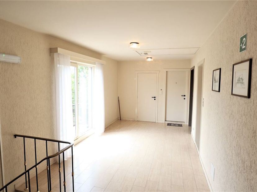 Appartement in het centrum van Beveren-Leie.Super rustig gelegen.Ruime inkom met vestiaire.Apart toilet.1 slaapkamer.Badkamer met enkele Lavabo en een