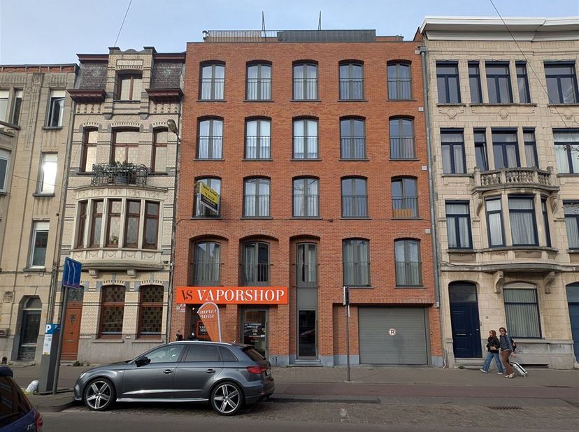 Nieuwbouwappartement met 2 slaapkamers en gezellig terras!&lt;br /&gt;
Indeling: Leef- en eetruimte, open keuken, 2 slaapkamers, badkamer en zeer gezellig t