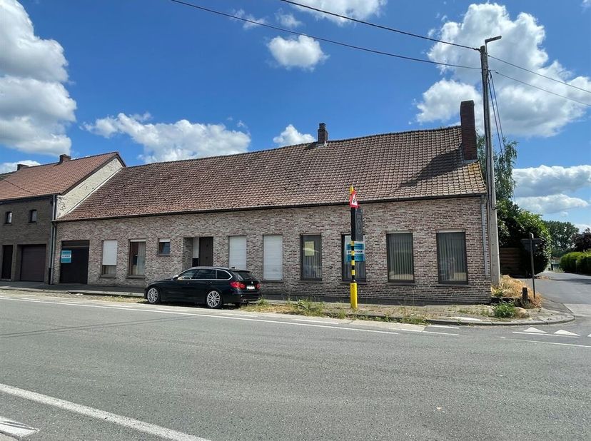 Bestaande woning die kan afgebroken worden, mogelijkheid tot het bouwen van 3 woningen.&lt;br /&gt;
Perceeloppervlakte woning 1: 263m2&lt;br /&gt;
Perceeloppervla