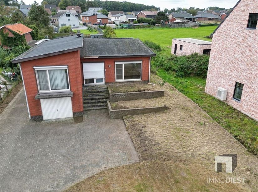 Rustig gelegen woning op 11,90 are met 3 slaapkamers en ruime kelder&lt;br /&gt;
Deze charmante, op te frissen woning ligt op een mooi perceel van 11,90 are