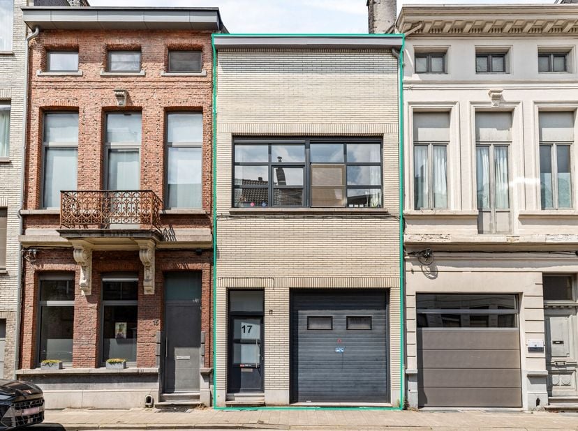 Charmante woning met vier slaapkamers, stadstuin én ruime garage in het hippe Zurenborg!&lt;br /&gt;
De woning is als volgt ingedeeld: via de inkomhal betre