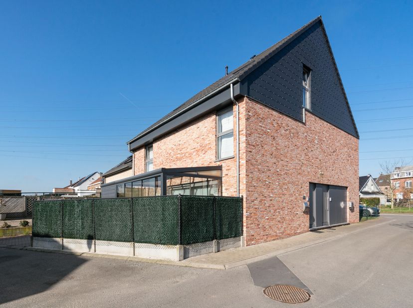 We presenteren u graag deze recente en energiezuinige 3-gevelwoning, rustig gelegen maar toch vlot bereikbaar dankzij de nabijheid van belangrijke inv