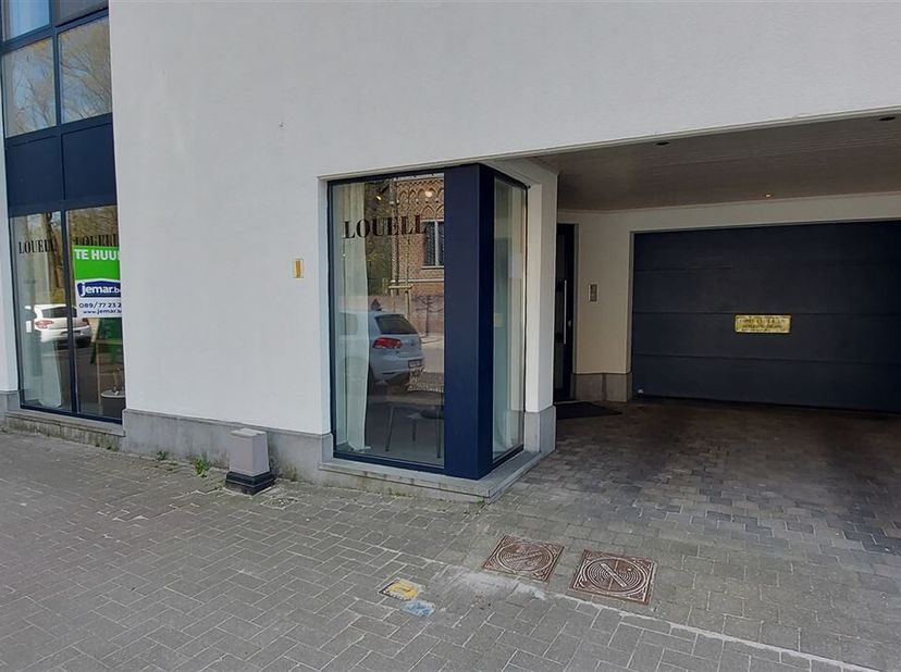 Welkom bij deze unieke commerciële ruimte in het hart van Dilsen-Stokkem. Met een royale oppervlakte van 100 m² biedt deze locatie veelzijdige mogelij