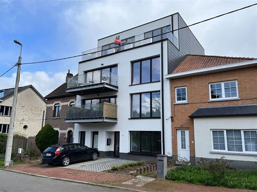 RUIME, KWALITATIEVE EN ENERGIEZUINIGE PENTHOUSE MET 2 SLAAPKAMERS, TERRASSEN EN BUITEN AUTOSTAANPLAATS.&lt;br /&gt;
 3de verdieping (zonder lift) - ligging