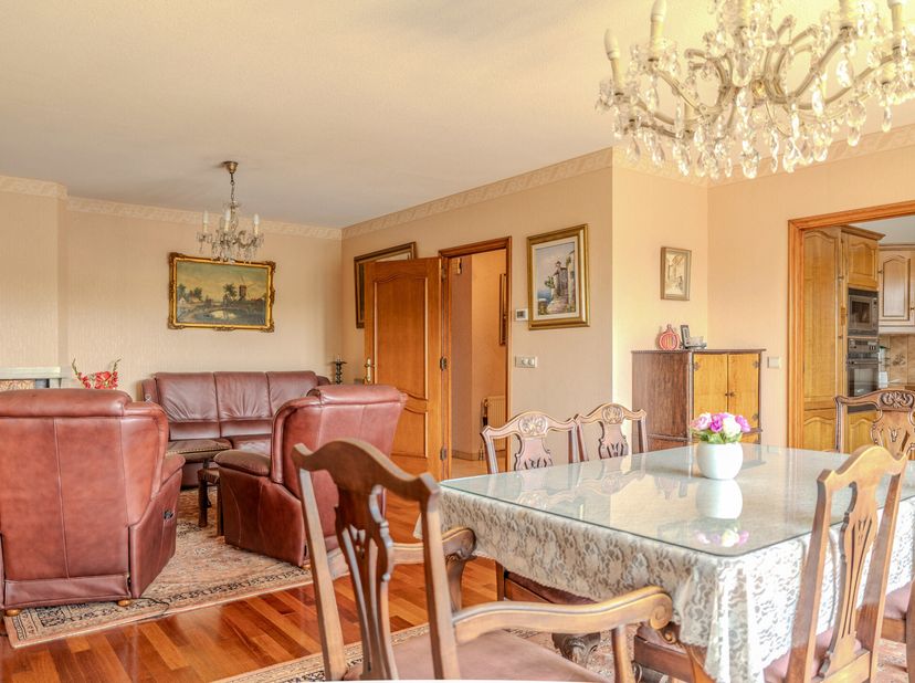 A deux pas du Westland Shopping, découvrez ce lumineux appartement en très bon état de 3 chambres (120m²) avec sa terrasse sans vis à vis orientée sud