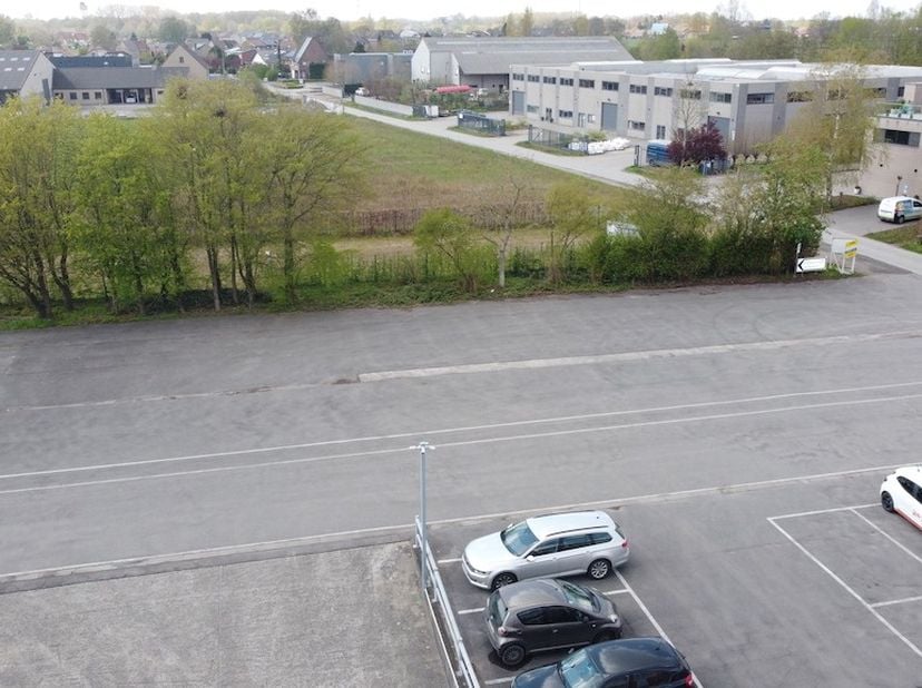 Het betreft een verhard buitenterrein van 338m² en 727m² gelegen in de industriezone Ringvaart - Durmakker. Het maakt deel uit van een grotere bedrijf