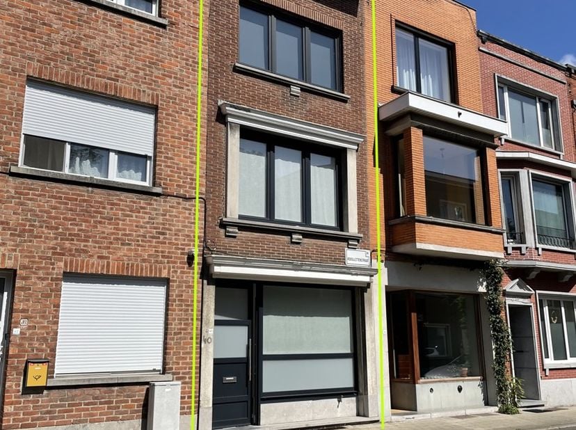 Ideale starterswoning (Energielabel C) of investeringspand voor u als ouders met studerende kinderen.  Aan de straatzijde bevindt zich een ruime kamer