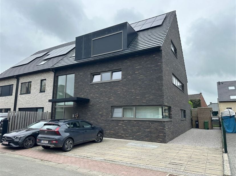 In een kleinschalig en recent gebouwd appartementsgebouw (2019) bevindt zich dit prachtig afgewerkte tweeslaapkamerappartement op de eerste verdieping