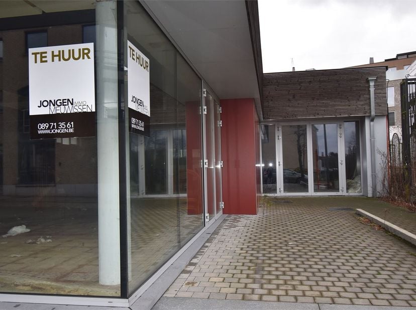 Dit modern handelspand is gelegen aan de inkom van het centrum van Lanaken, goed zichtbaar en goed bereikbaar vanaf de N78.&lt;br /&gt;
&lt;br /&gt;
Belangrijke t