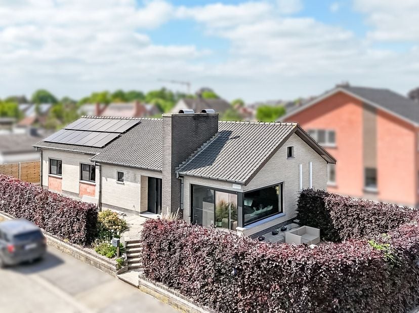 Bent u op zoek naar een instapklare woning die comfort, ruimte én duurzaamheid combineert? Deze recent gerenoveerde woning in het centrum van Hooglede