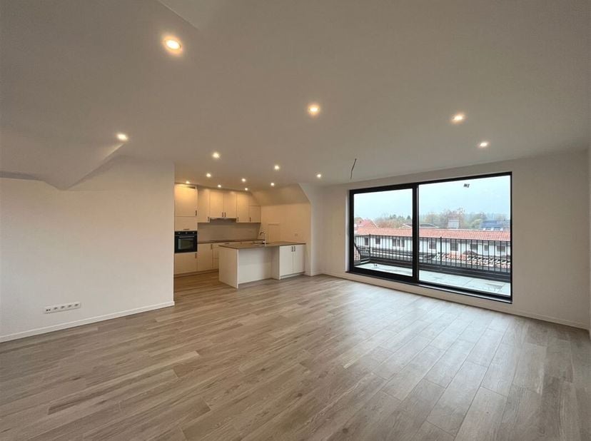 Gelegen in het centrum van Pulderbos  op de 2de verdieping.&lt;br /&gt;
Dit  prachtig afgewerkt nieuwbouw appartement beschikt over:&lt;br /&gt;
- een inkomhal&lt;br