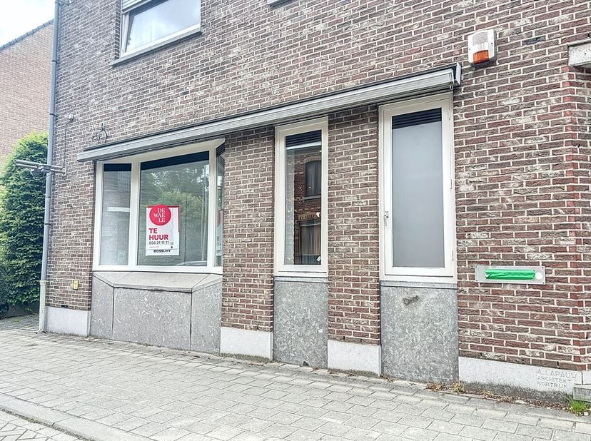Propriété commerciale d&#039;environ 150 m² à louer à Vichte. Cet établissement commercial est situé à proximité de plusieurs routes d&#039;accès et de l&#039;E17.&lt;b