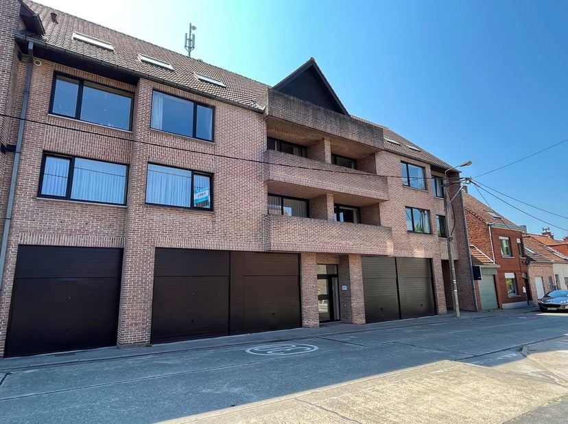 Dit instapklaar appartement is uitstekend gelegen op wandelafstand van het station van Lichtervelde, buurtwinkels en het Marktplein. Indeling: inkomha