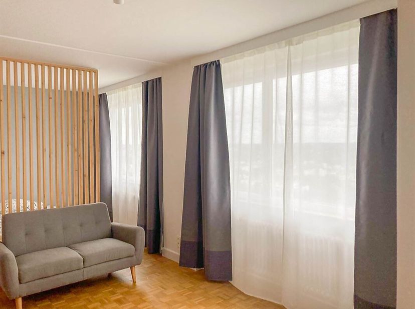 Property One vous propose un studio rénové, situé au 12ème étage d&#039;un immeuble bien entretenu avec ascenseur. Il bénéficie d&#039;un balcon orienté plein s