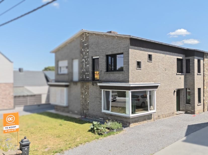 Deze prachtige woning werd de voorbije twee jaar grondig gerenoveerd en combineert hedendaags comfort met een warme, landelijke stijl. Bij binnenkomst