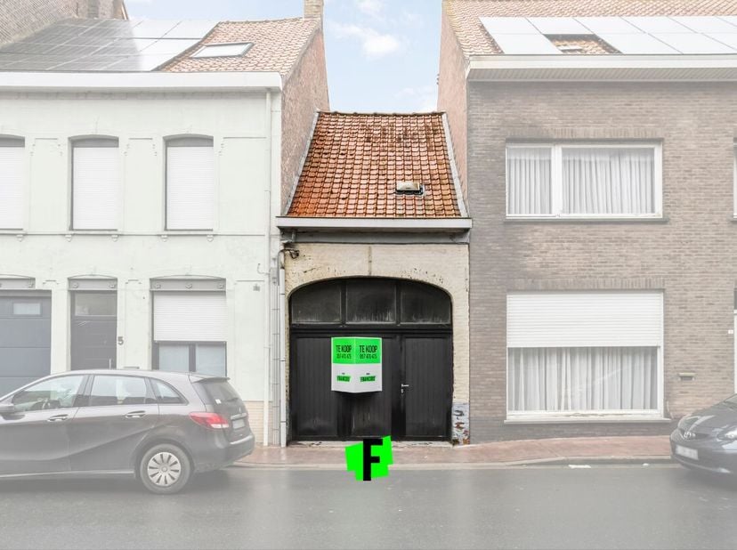 A Roesbrugge, situé dans la Bergenstraat, vous trouverez ce garage.&lt;br /&gt;
Ce terrain a une superficie totale de 89 m2. Le garage lui-même est de 26 m2