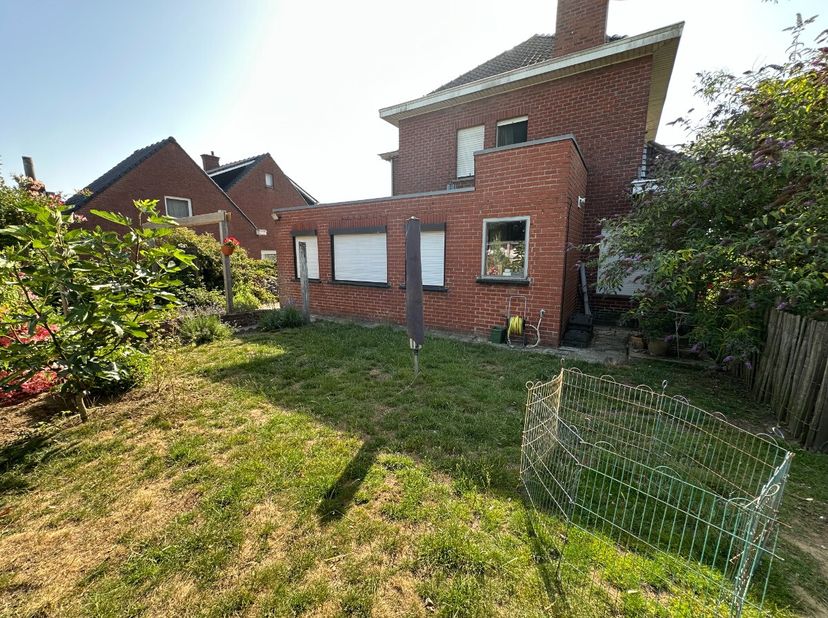 Maison à vendreAménagement:Au rez-de-chaussée vous avez le hall d&#039;entré, cuisine, débarras, atelier/garage et la cave.Au premier étage il y a 3 chambr