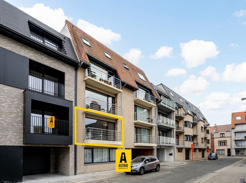 Centraal gelegen appartement vlakbij winkels, openbaar vervoer en op twee minuten stappen van de zee! Gesitueerd in het gezellige toeristische centrum