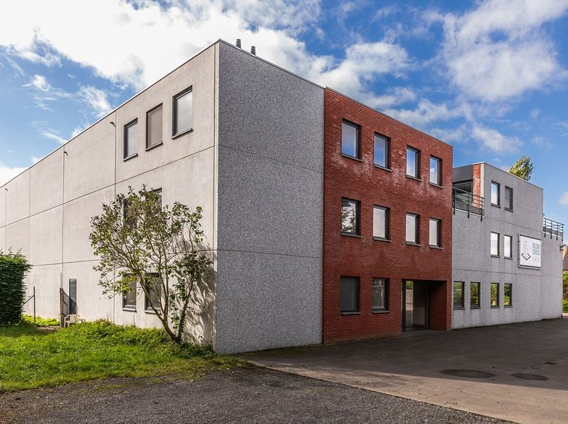 Ce bâtiment commercial de caractère datant de 2008, avec entrepôt, bureaux et appartement, est situé dans la zone industrielle de «Nieuwendorpe». Grâc