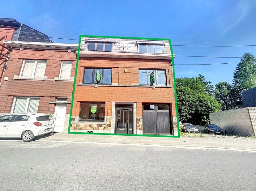 Située sur la frontière de plusieurs communes, Montegnée et Ans, à proximité immédiate des commodités, Maison 3 façades pouvant accueillir 1 ou 2 habi