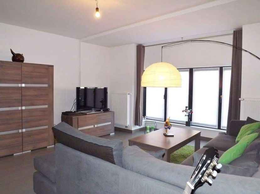 Duplexappartement centraal gelegen in het boeiende en levendige centrum van Bilzen, O.L.V.-straat 8.&lt;br /&gt;
Winkels, restaurants, scholen en openbaar v