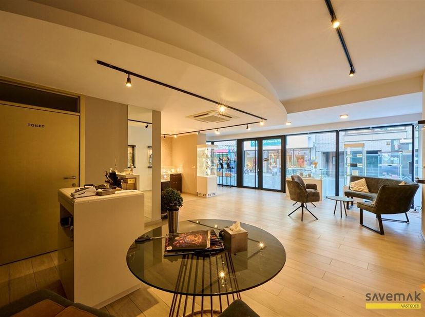 Propriété à revenus située au coeur de Lommel !&lt;br /&gt;
Ce bâtiment se compose d&#039;un rez-de-chaussée commercial de 85m² et d&#039;une habitation d&#039;une surface