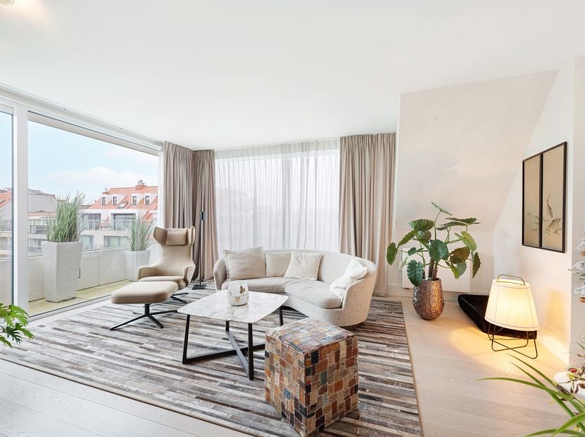 Uitzonderlijk duplex-hoekappartement in recent gebouw (bj 2012) met zonnig terras, en zijdelings zeezicht.&lt;br /&gt;
Het gebouw ligt op de hoek van de Pau