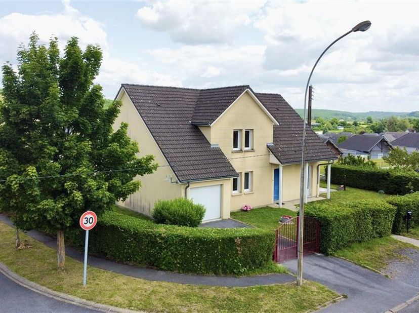 Givet (Frankrijk) - Ruime villa aan de poort van België&lt;br /&gt;
Deze aangename villa ligt aan de rand van een rustige woonwijk en is strategisch gelegen