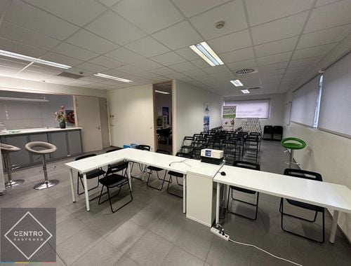                                         Espace de bureaux à louer à Knesselare, € 995
