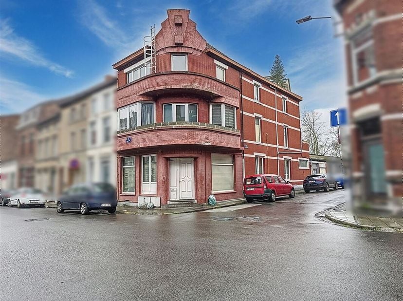 Découvrez cet immeuble de rapport idéalement situé à Gosselies, offrant un excellent rendement locatif. Composé de cinq unités, il comprend un garage,