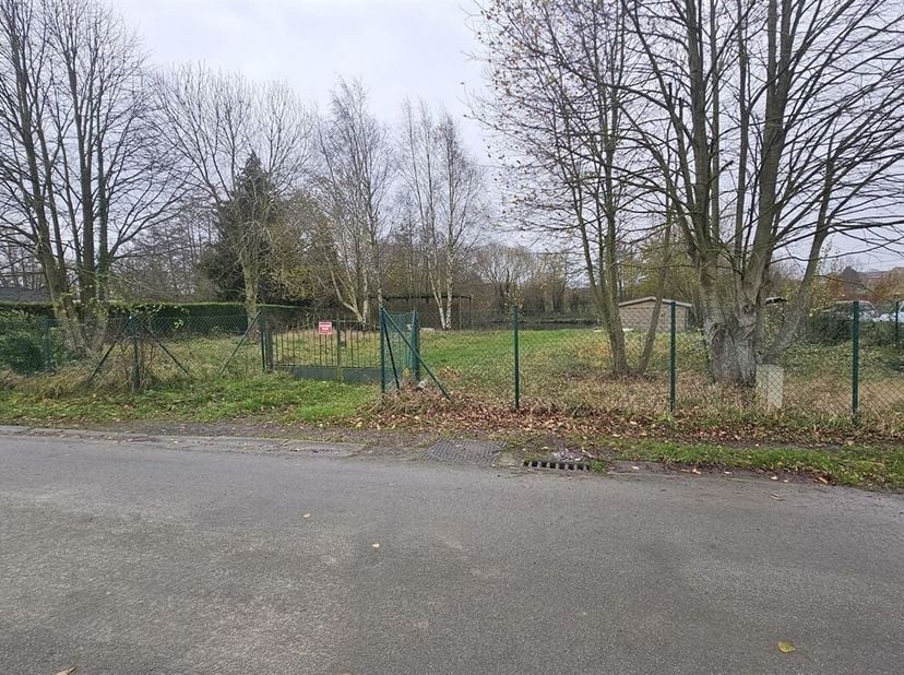 Prix: Offre à partir de 80.000 euros,  frais d&#039;agence non inclus et à charge de l&#039;acquéreur.&lt;br /&gt;
Terrain de 90 ares proposant 27 mètres de façade.&lt;b