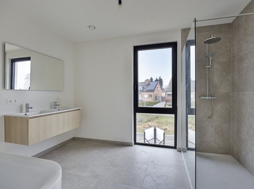Sur un terrain de 385 m², nous trouvons ce bâtiment mitoyen (lot 7) avec 3 chambres à vendre. Situé près du centre de Balen et bien relié à Mol, Lomme