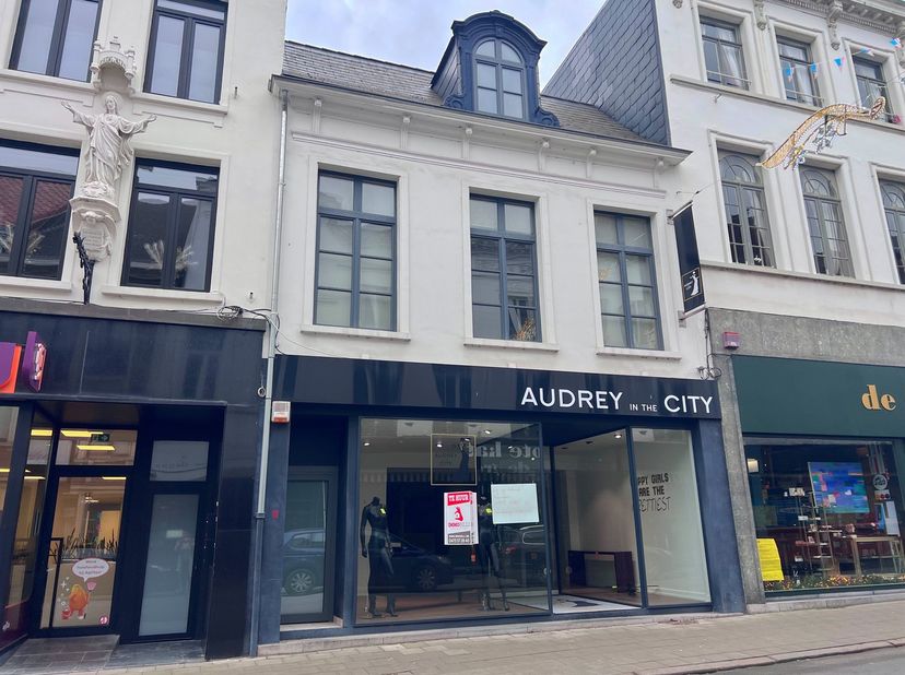 Instapklaar handelspand (gelijkvloers) op een centrale &amp; commerciële ligging dankzij de vele passage gelegen vlakbij de Grote Markt. Op wandelafstand