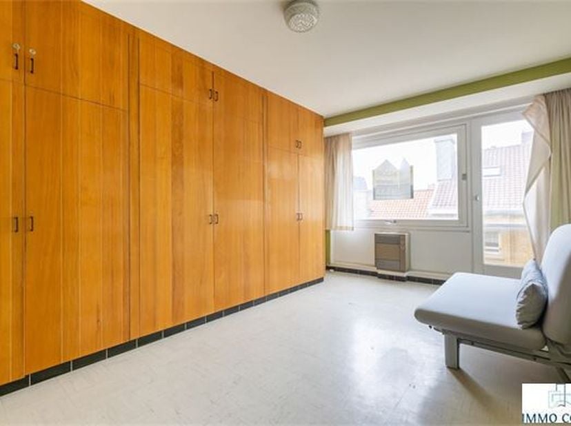 Studio au 3ième étage comprenant : hall d&#039;entrée, living, cuisine semi-ouverte, salle de bains avec douche et toilette.