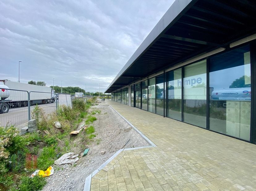 Fenomenaal gelegen nieuwbouw handelspand met een oppervlakte van 498 m² (uitbreidbaar tot 1.302 m²) te huur langs de bedrijvige Ieperse Steenweg, vlak